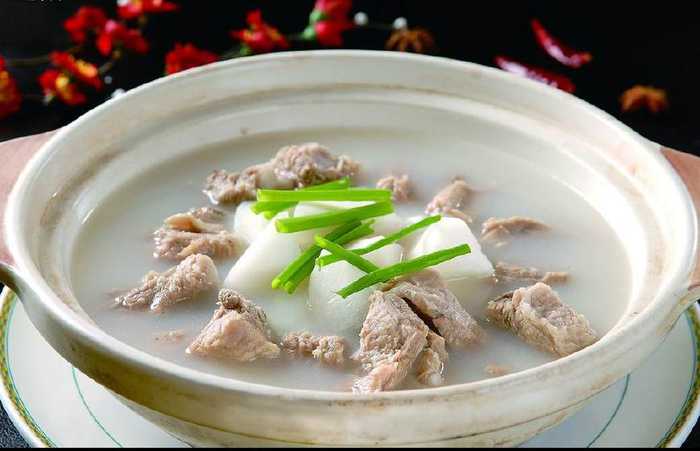 上海餐饮公司：冬吃萝卜夏吃姜，萝卜排骨具有滋补润心、通气活血之功效